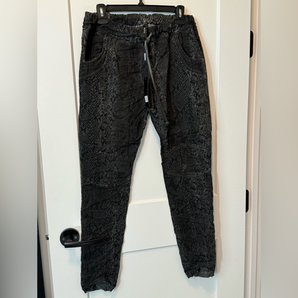 NWT Venti6 Italy Crinkle Jogger Pants Women's Size Small Black Python